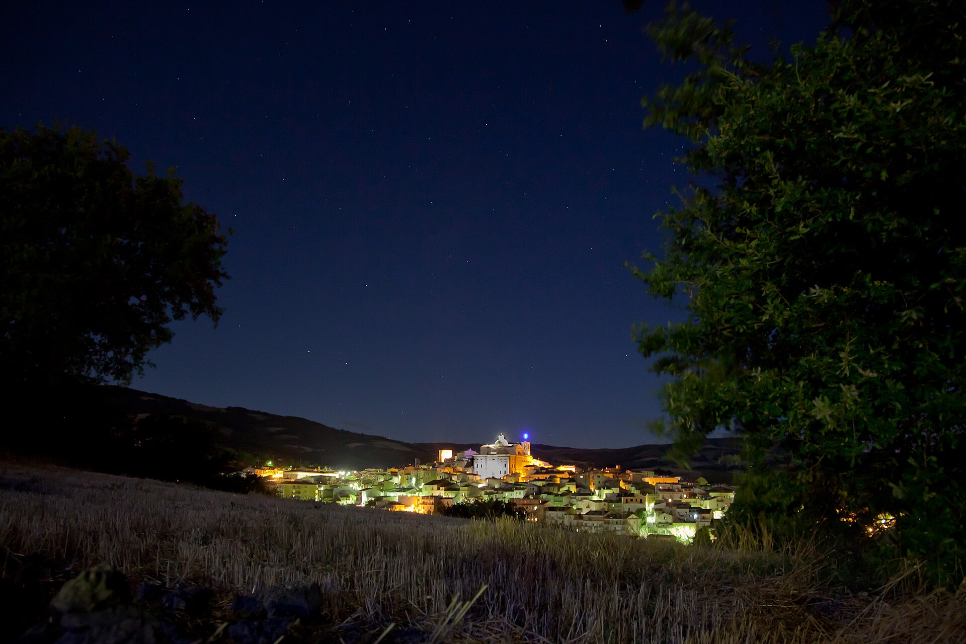 Il borgo di Biccari illuminato nelle ore serali