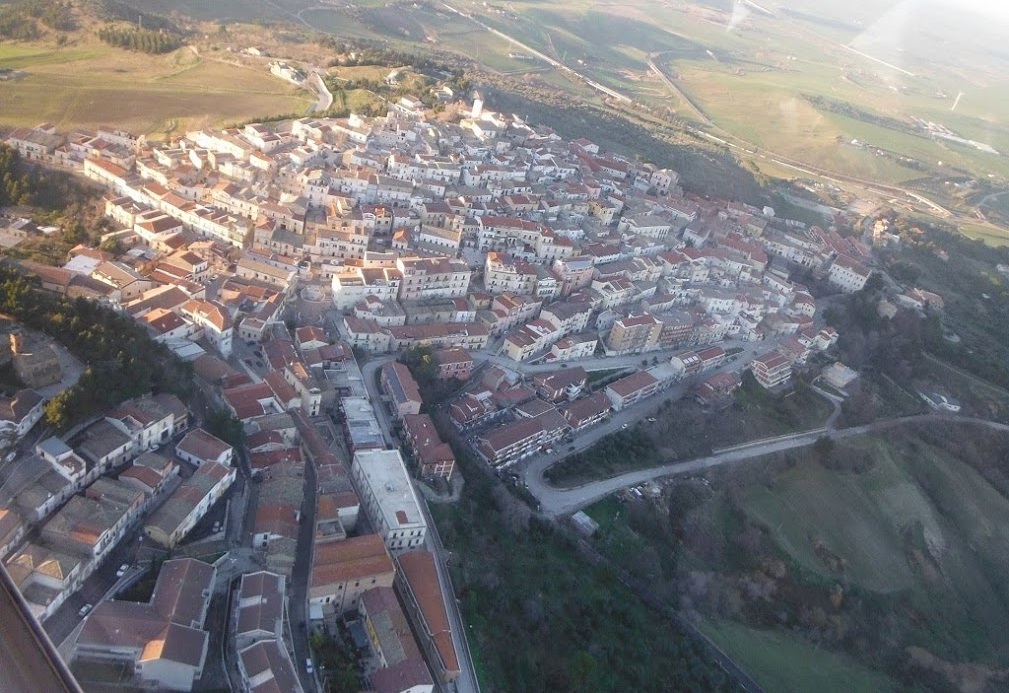 Veduta del centro abitato di Candela, con le case e le colline circostanti
