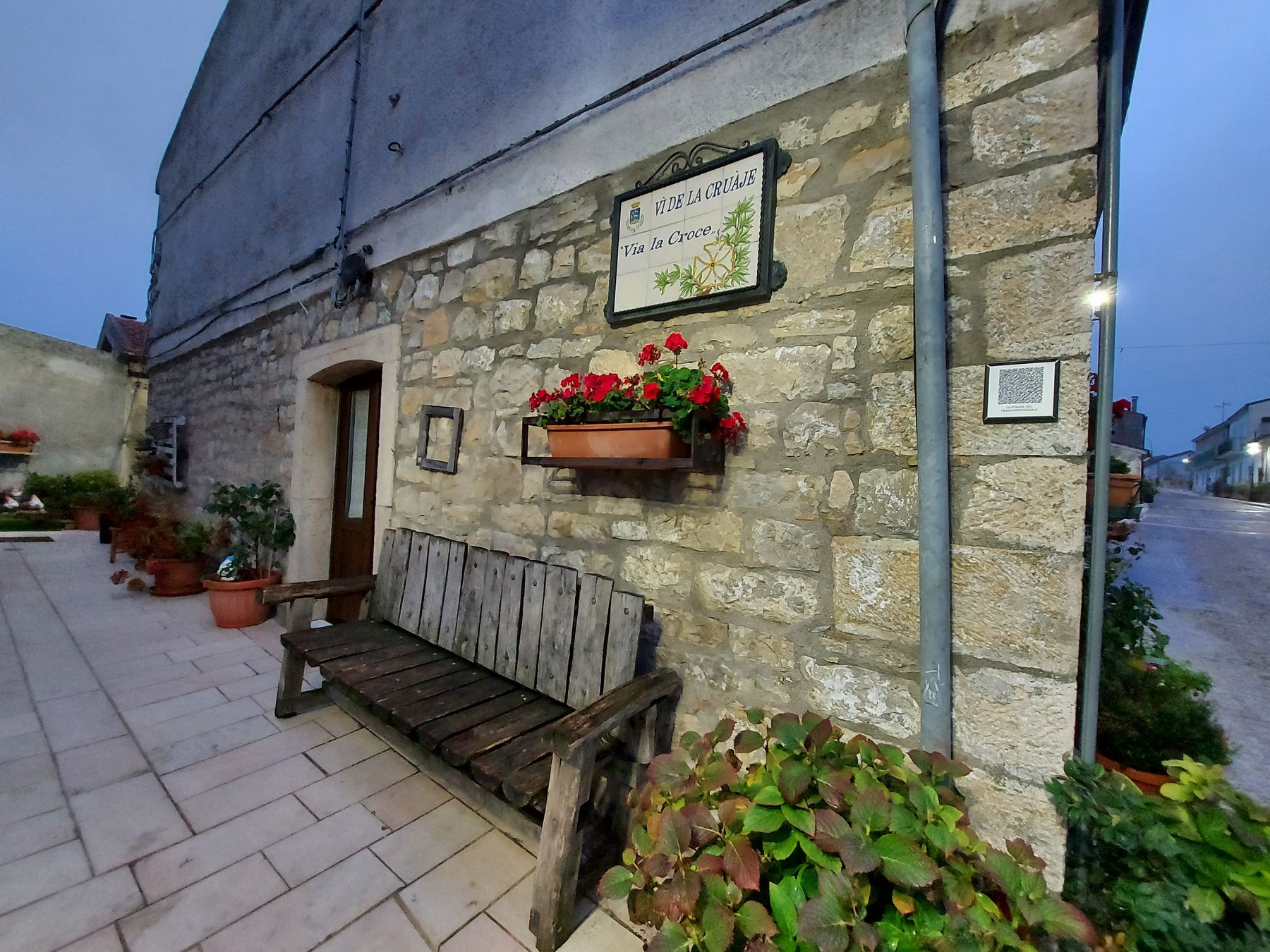 Targa bilingue in italiano e francoprovenzale di via della Croce a Celle di San Vito