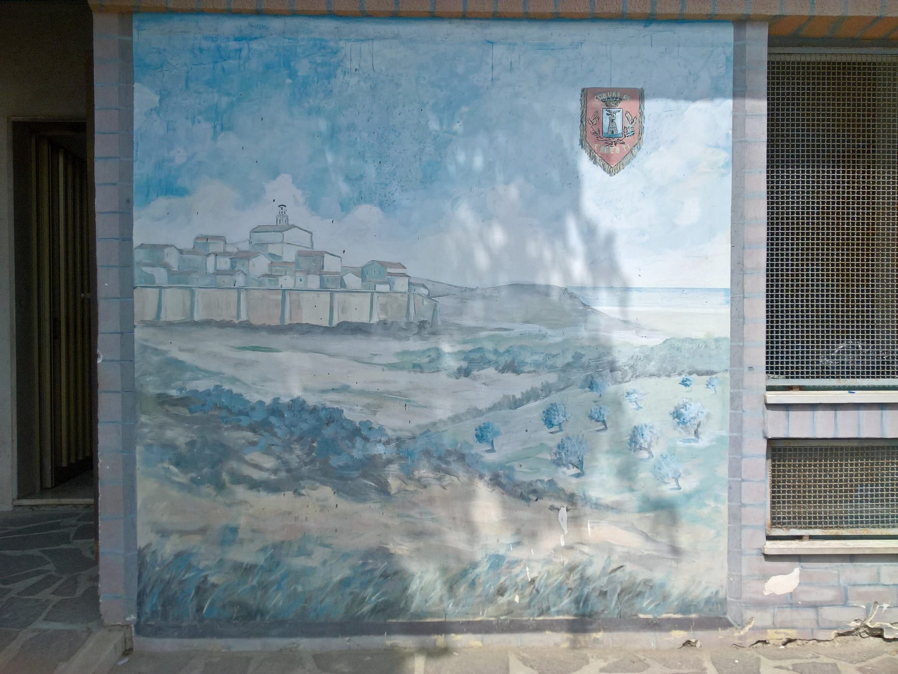 Murale di Chieuti con il paese raffigurato sopra il paesaggio costiero