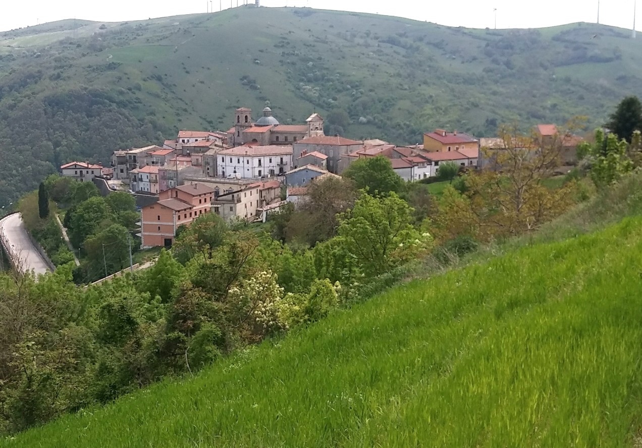 Panorama di Faeto: il centro abitato circondato dalle pendici verdi dei Monti Dauni