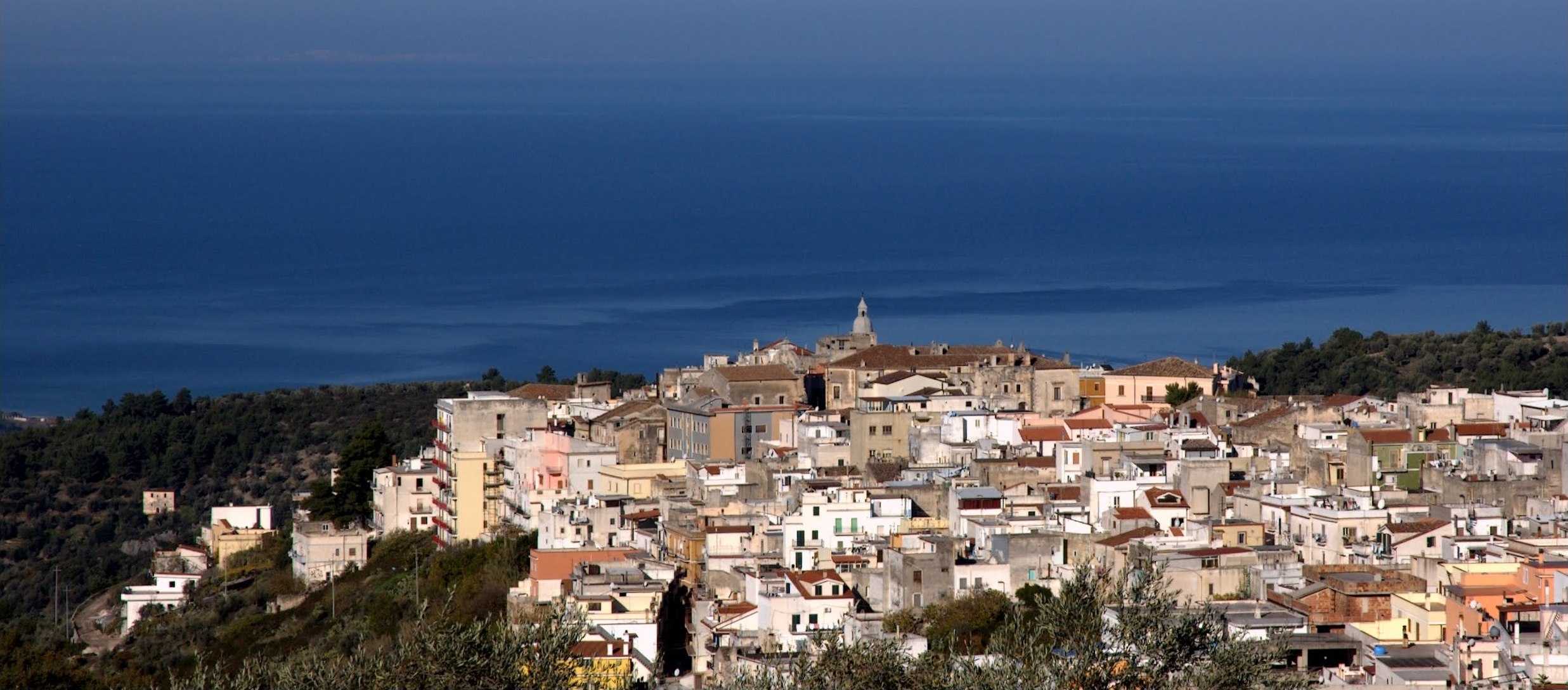 Panorama di Ischitella arroccata sul Gargano, con il mare Adriatico dietro il borgo
