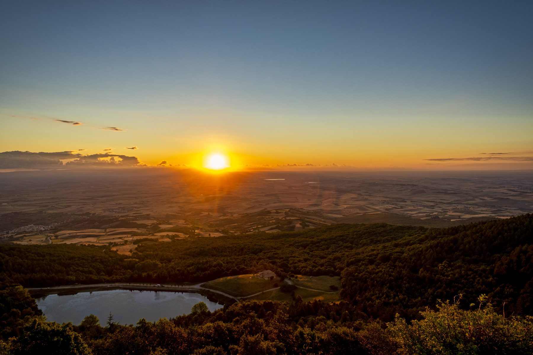 Panorama al sorgere del sole dalla zona della Quercia di San Luca, nei rilievi di Motta Montecorvino