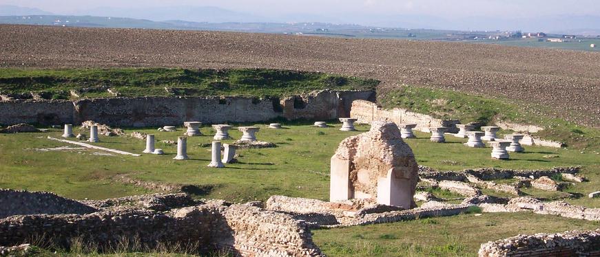 Resti del foro e delle strutture archeologiche di Herdonia, nel paesaggio rurale vicino a Ordona