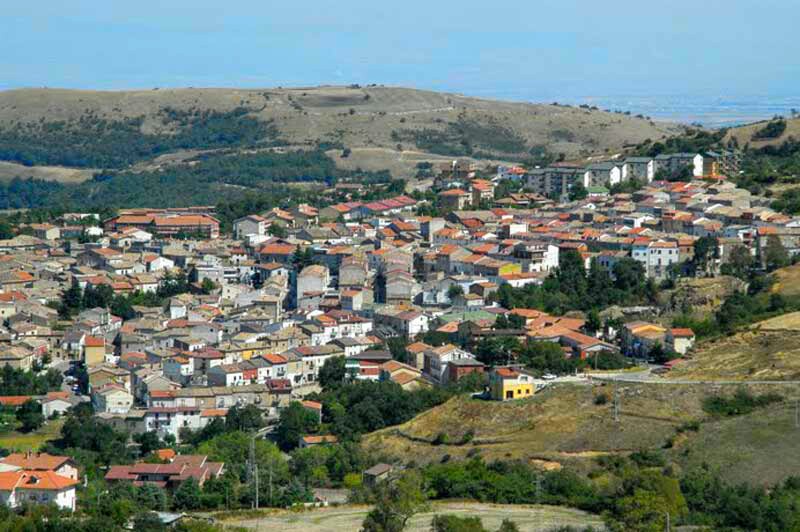 Vista panoramica delle abitazioni di Orsara di Puglia adagiate sul versante