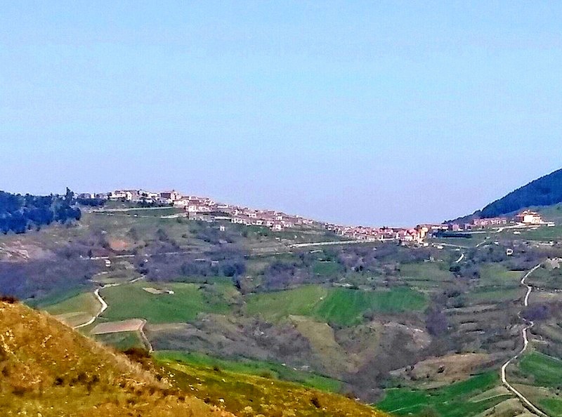 Panorama di Panni visto dagli altipiani di Ferrara, tra le colline dei Monti Dauni