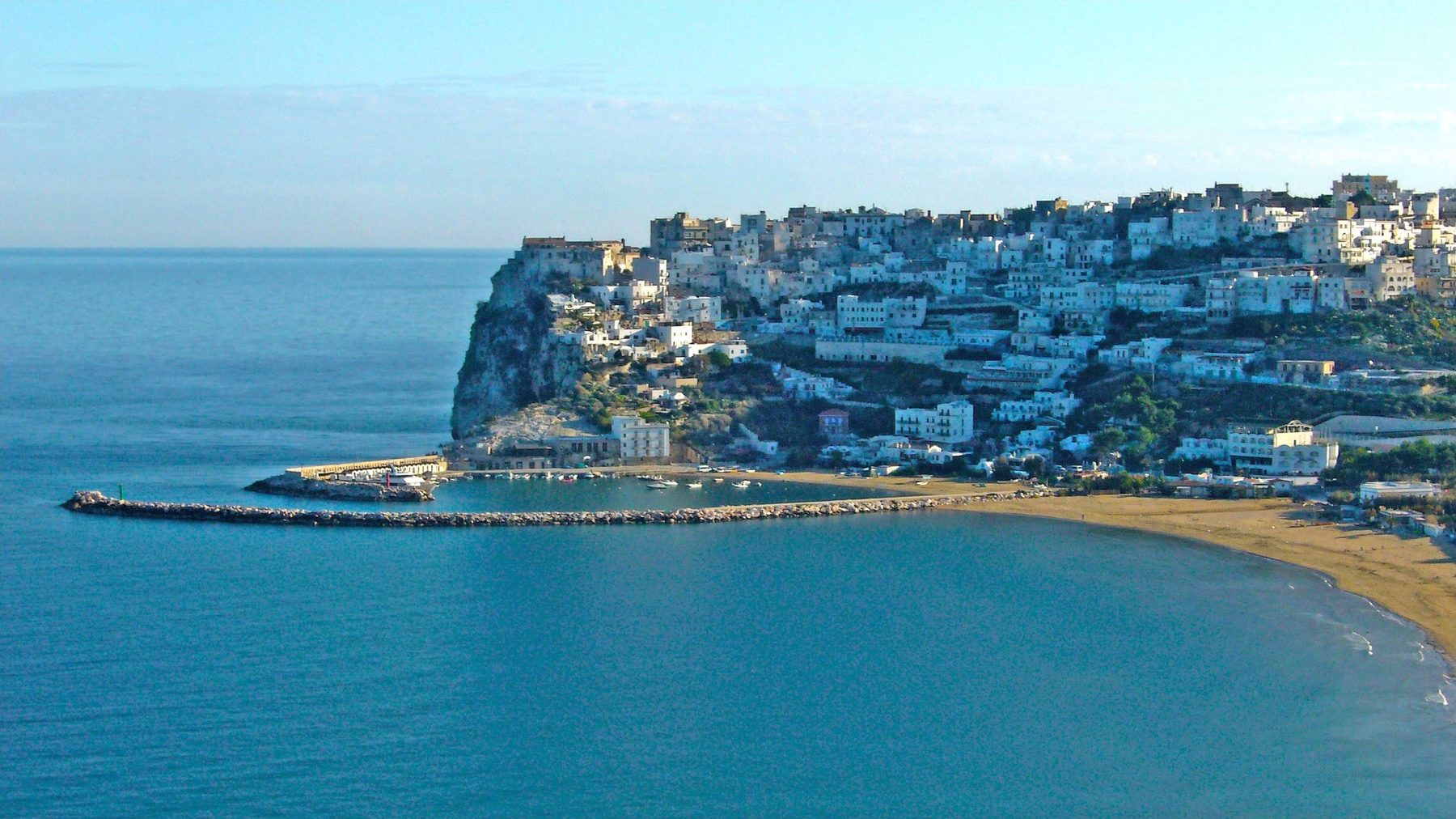 Peschici sul promontorio sopra il mare, con il porto e la spiaggia ai piedi del borgo