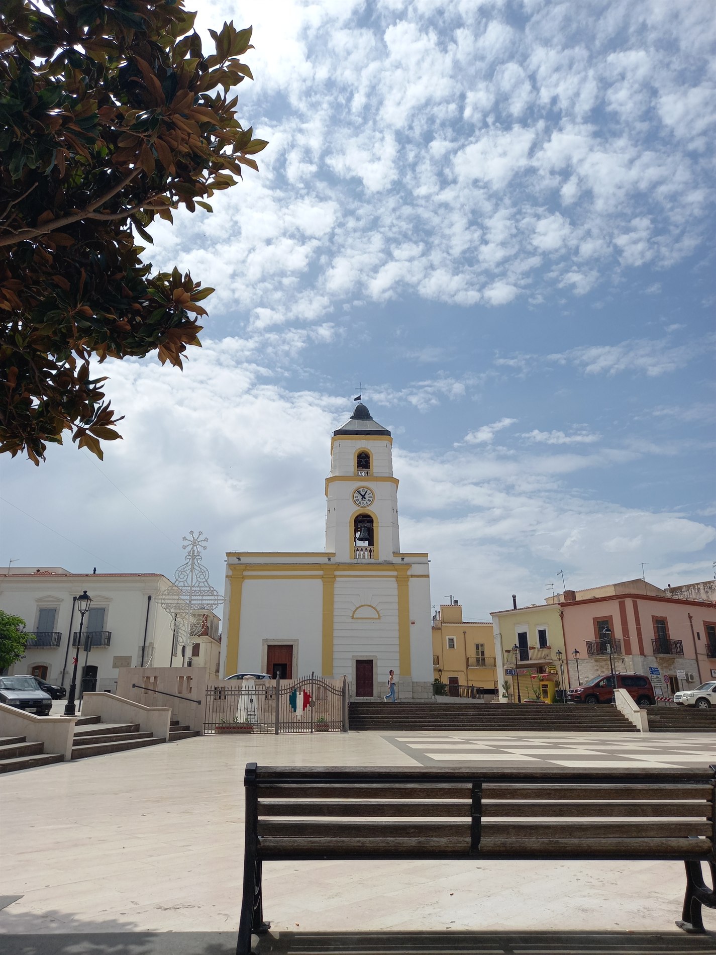 La Chiesa di San Placido Martire e la piazza nel centro di Poggio Imperiale