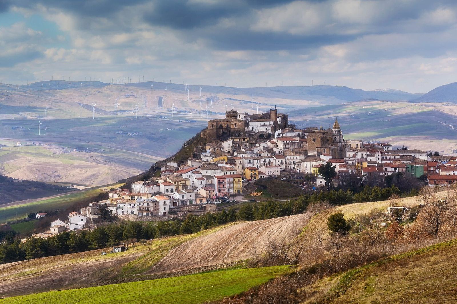Rocchetta Sant’Antonio e il Castello d’Aquino dominano il crinale fra le colline