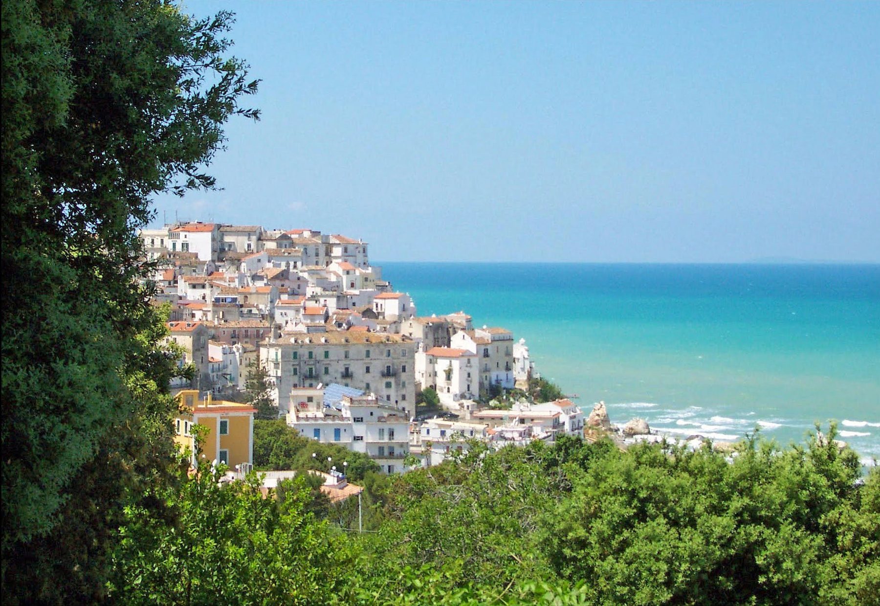 Panorama di Rodi Garganico, con il borgo sul promontorio e il mare Adriatico
