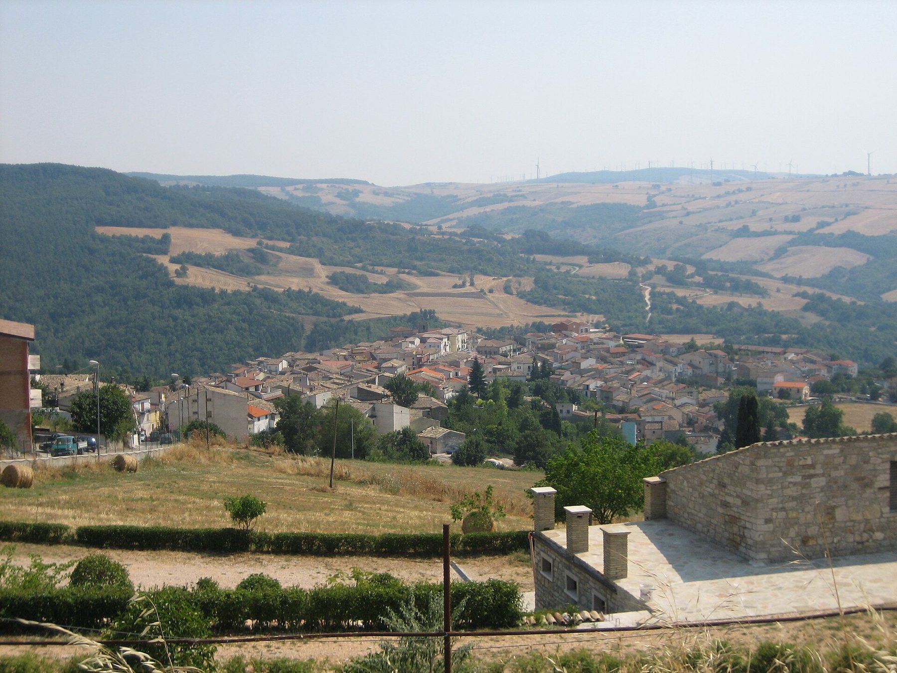 Roseto Valfortore visto dall’alto, con il borgo raccolto tra le colline e i boschi dei Monti Dauni