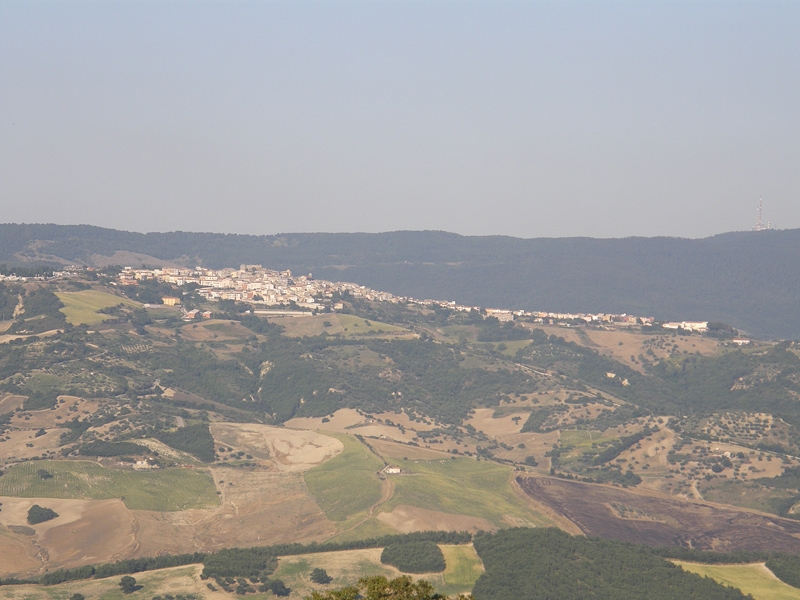 San Marco la Catola si distende sul crinale sopra le colline e i campi della valle