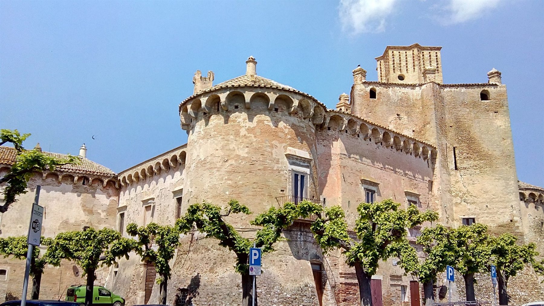 Castello Maresca a Serracapriola, torre quadrata e cortile esterno