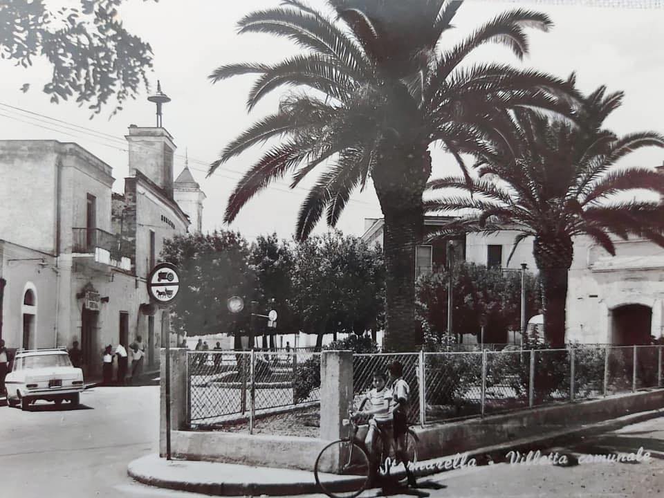 Immagine d’archivio della villetta comunale e di Piazza Umberto I a Stornarella