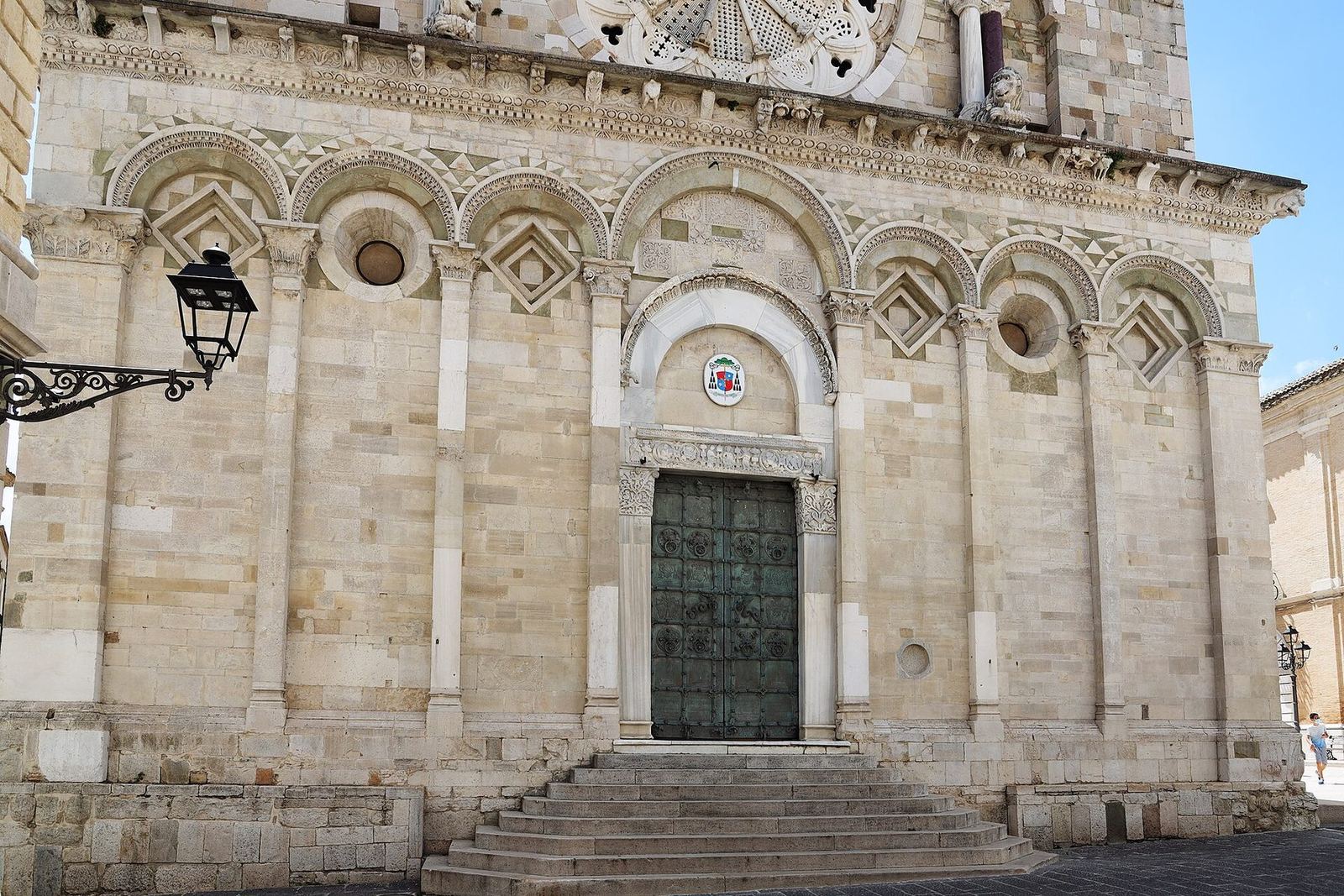 Facciata romanica della Cattedrale di Santa Maria Assunta a Troia