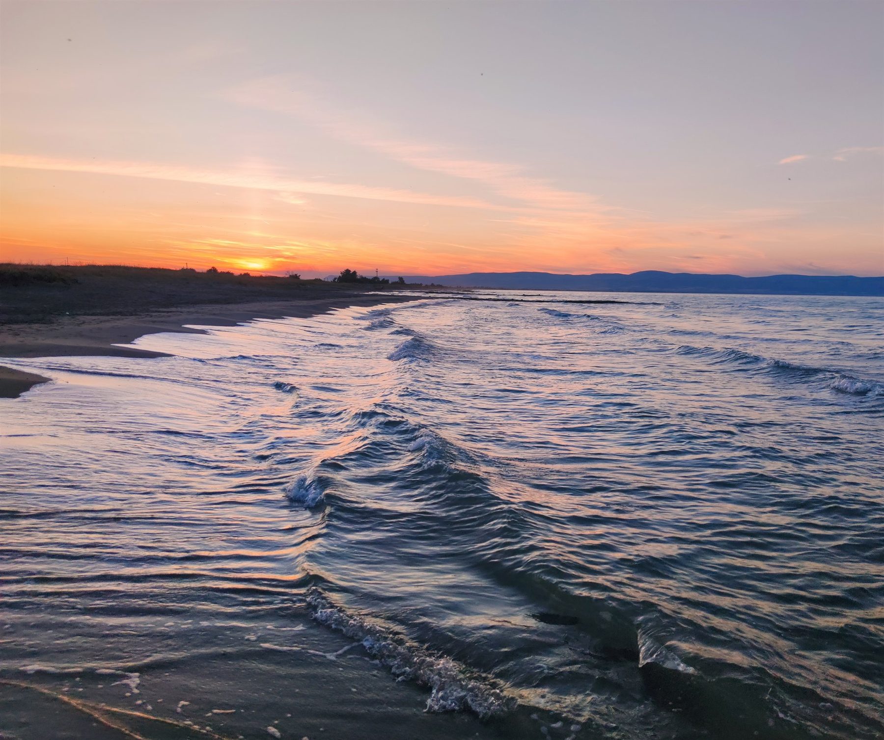 Litorale di Zapponeta al tramonto, tra spiaggia e mare Adriatico